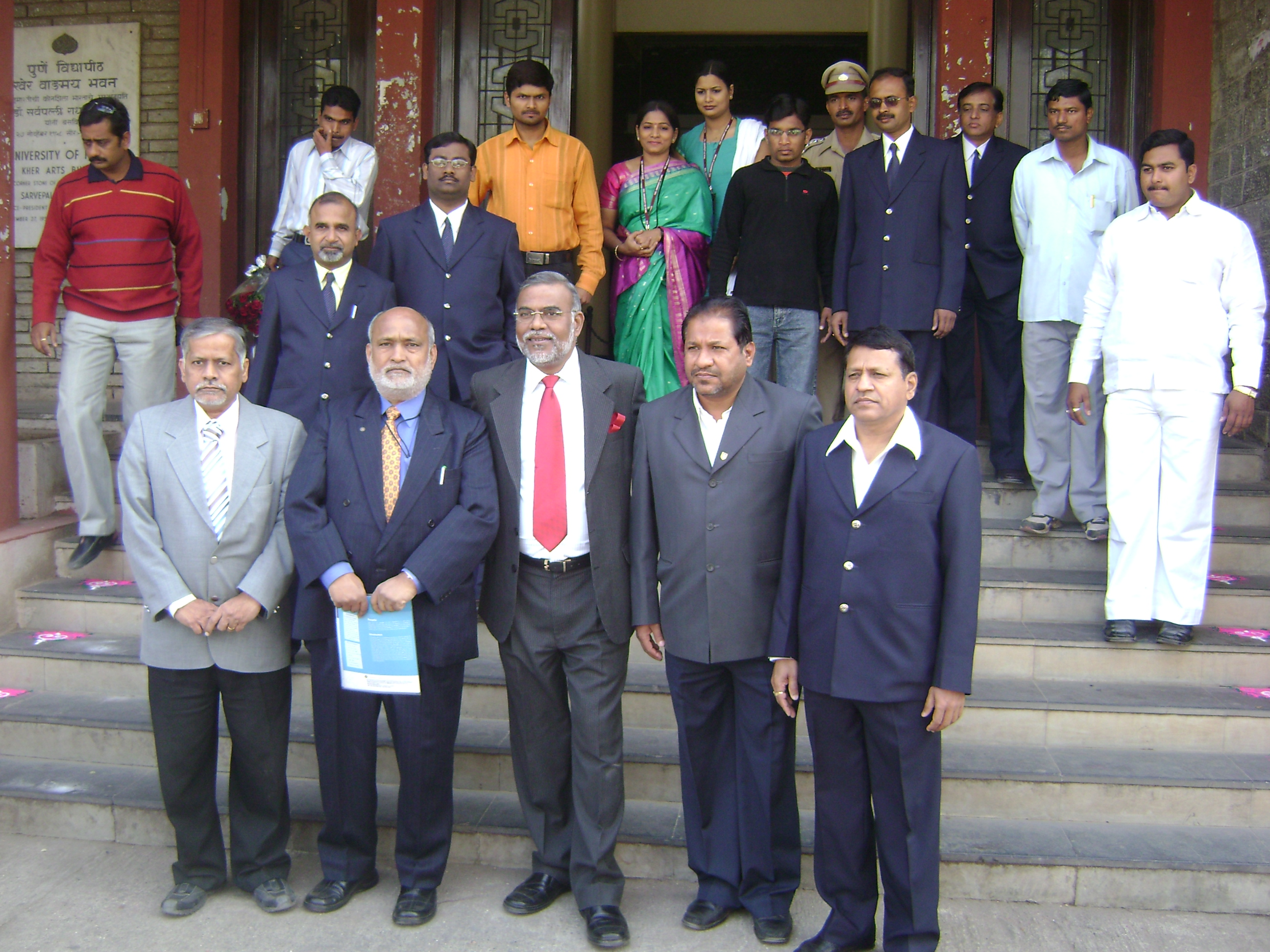 Group photograph of all the faculty and staff of the department with the guest